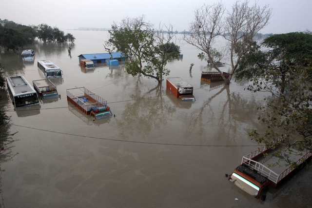 Xe bus ngập trong nước lũ từ sông Yamuna ở New Delhi, Ấn Độ.