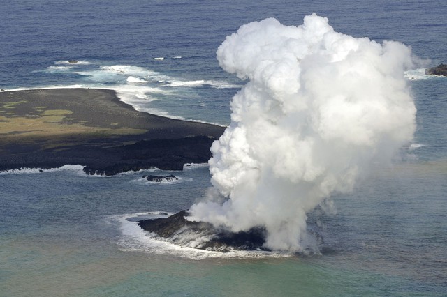 Khỏi trắng bốc lên từ hòn đảo mới hình thành do núi lửa phun trào ở ngoài khơi Nishinoshima, Nhật Bản.