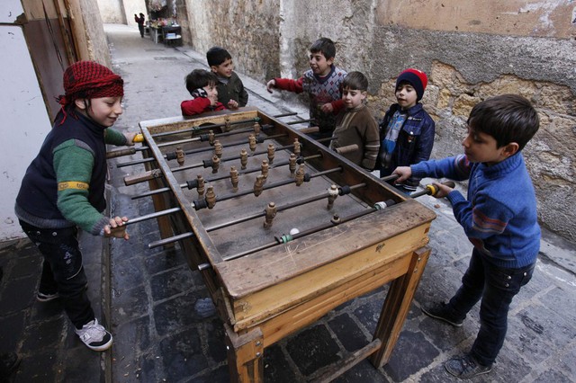 Trẻ em chơi bóng đá bàn ở Aleppo, Syria.