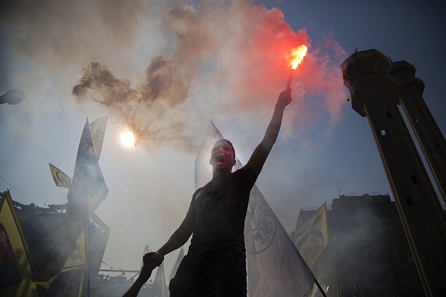Một người biểu tình ủng hộ Tổng thống Ai Cập bị phế truất Mohamed Morsi cầm pháo sáng và hô khẩu hiệu ở thủ đô Cairo.