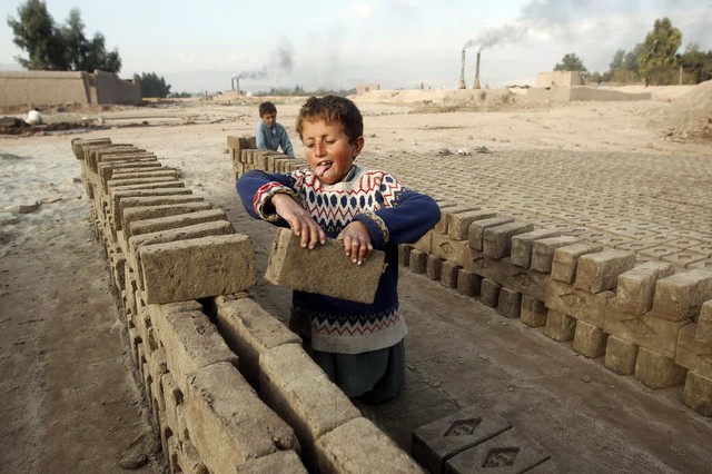 Cậu bé Hazrat, 7 tuổi, làm việc tại một nhà máy sản xuất gạch ở Jalalabad, Afghanistan.