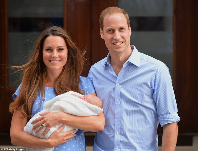 Hoàng tử William và Công nương  Kate Middleton giới thiệu cậu con trai mới chào đời với báo chí trước bệnh viện St Mary's ở London, Anh.