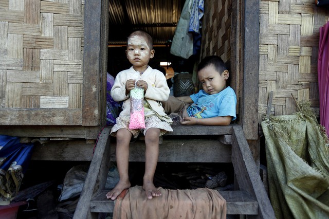 Trẻ em ngồi trong trại tị nạn Janmai Baptist dành cho những người bị mất nhà cửa ở Myitgyina, Myanmar.