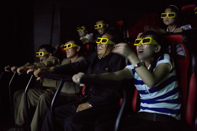 Người Triều Tiên thích thú khi xem một bộ phim 3-D tại công viên giải trí nhân dân Rungna ở thủ đô Bình Nhưỡng.