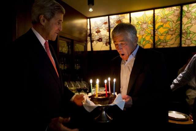 Bộ trưởng Quốc phòng Mỹ Chuck Hagel (phải) bất ngờ nhận chiếc bánh mừng sinh nhật của ông từ Ngoại trường Mỹ John Kerry tại Tokyo, Nhật Bản.