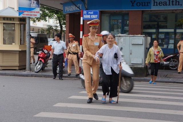 
	Sáng 3-7, tổ công tác thuộc Đội CSGT số 1, Phòng CSGT CA Hà Nội làm nhiệm vụ tại nút giao thông Tràng Tiền - Hàng Bài phát hiện thấy một cụ bà đang thất thần, dò dẫm bước sang đường. Thiếu úy Nguyễn Hồng Anh đã nhanh chóng chạy đến dìu cụ bà sang đường. Cụ bà mừng rỡ nắm chặt tay Thiếu uý Hồng Anh, luôn miệng nói cảm ơn và hỏi đường về đình Mai Dịch. Ảnh: An ninh thủ đô