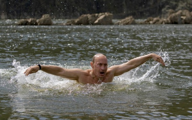  	Ông Putin khoe tài bơi lội...
