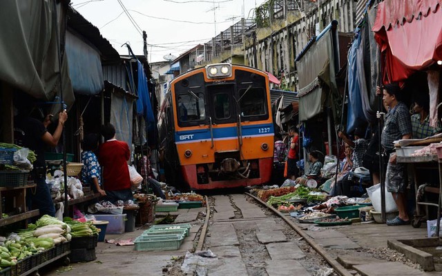 Tàu hỏa đi qua một chợ bán thực phẩm ở Maeklong, gần thủ đô Bangkok của Thái Lan.