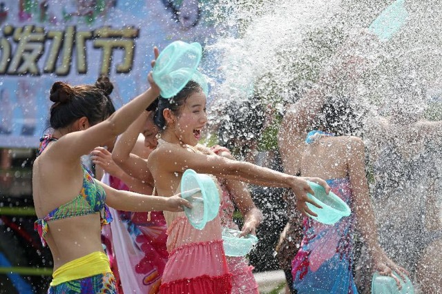 Các thiếu nữ tham gia Lễ hội té nước tại thành phố Trường Sa thuộc tỉnh Hồ Nam của Trung Quốc.