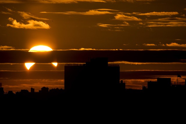 Hiện tượng nhật thực một phần xảy ra ngay sau khi mặt trời mọc ở New York, Mỹ.