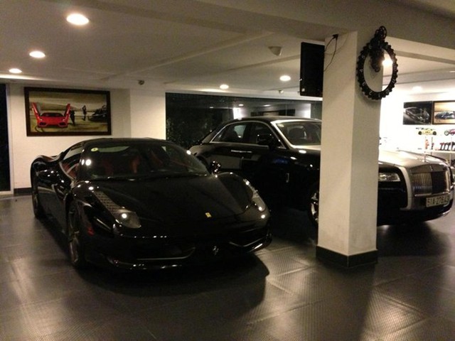  	Đầu tháng 1, hình ảnh bộ đôi siêu xe Ferrari 458 Italia và Rolls-Royce 	Ghost trong garage của Cường "đô-la" được đăng tải trên trang cá nhân.