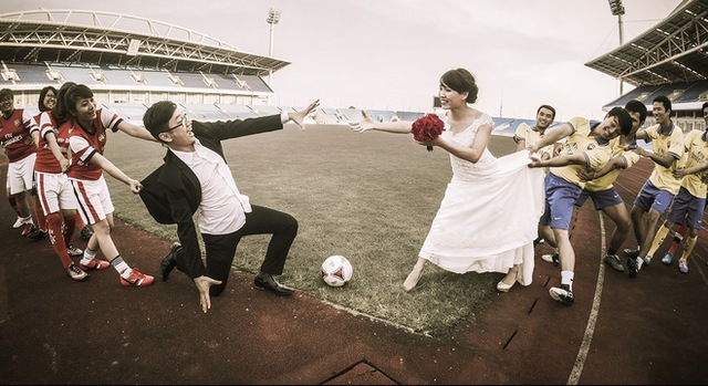  	Sân bóng và hình ảnh của Arsenal là ý tưởng chính trong bộ ảnh cưới của cặp đôi này