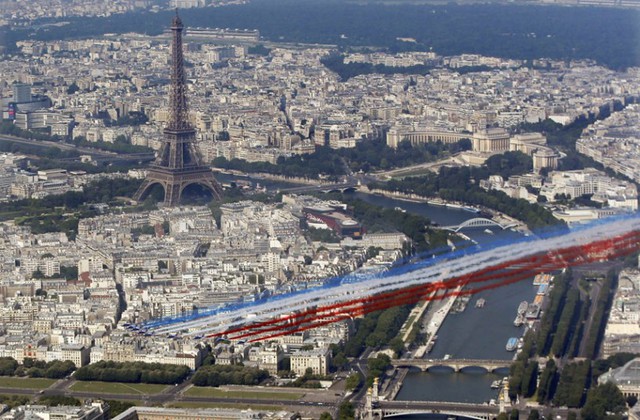 Phi đội Patrouille de France biểu diễn trên bầu trời gần tháp Eiffel ở thủ đô Paris của Pháp, trong lễ diễu binh nhân kỷ niệm ngày phá ngục Bastille.