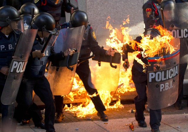 Một cảnh sát bị bắt cháy sau khi bị người biểu tình ném bom xăng tại sự kiện kỷ niệm vụ thảm sát Tlatelolco ở Mexico City, Mexico.