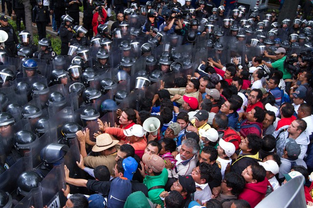 Các giáo viên đụng độ với cảnh sát chống bạo động trong cuộc biểu tình trên đường phố ở Mexico City, Mexico.