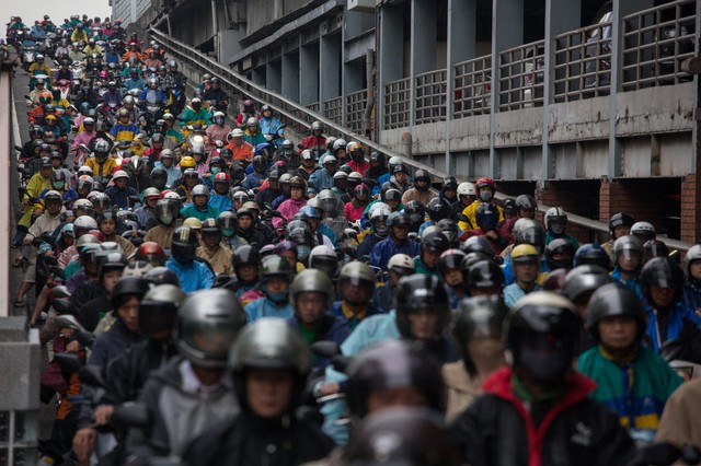 Người đi xe máy chen chúc nhau trên một cây cầu ở Đài Bắc, Đài Loan.