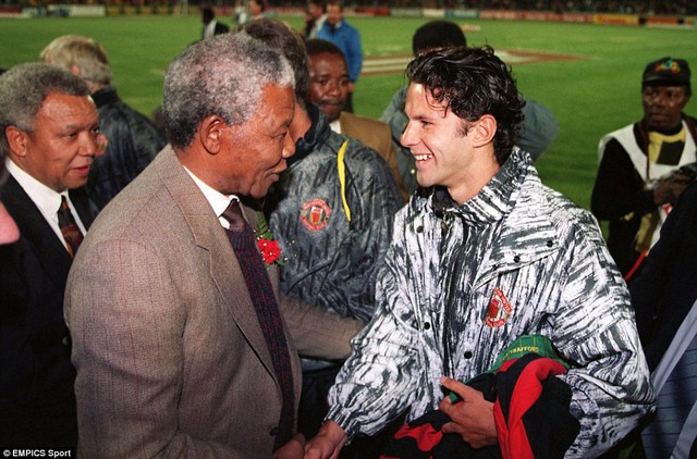 
	Ryan Giggs chụp ảnh cùng cựu thủ tướng Nam Phi - Nelson Mandela trong chuyến du đấu Man United vào tháng 6/1993
