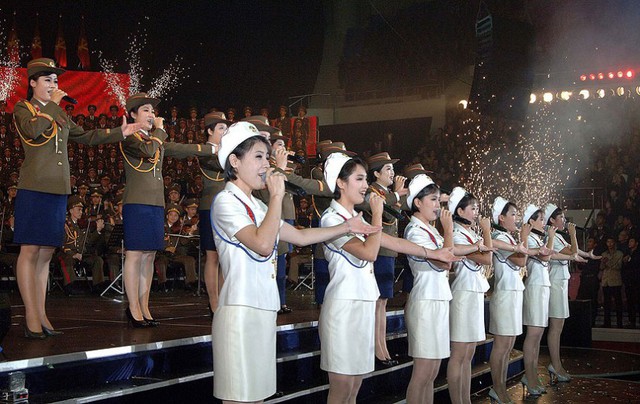 Một đoàn ca múa Triều Tiên biểu diễn tại Bình Nhưỡng để chào mừng 68 năm thành lập đảng Lao động Triều Tiên.