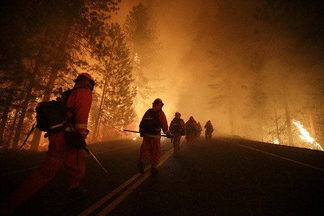 Lính cứu hỏa vất vả chiến đấu với cháy rừng gần vườn quốc gia Yosemite ở bang California, Mỹ.
