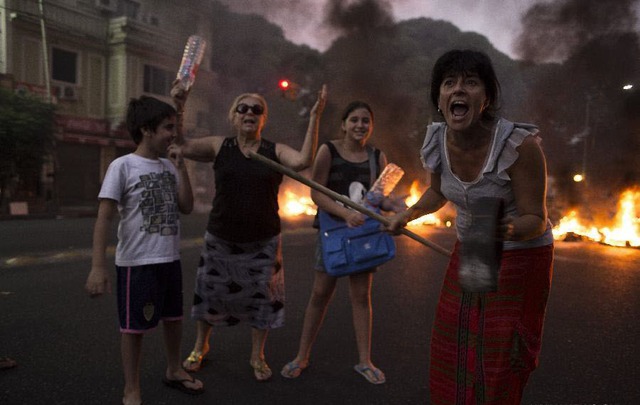 Người dân tham gia biểu tình phản đối tình trạng mất điện ở thành phố Buenos Aires, Argentina.