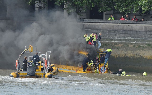 Một tàu du lịch bốc cháy trên sông Thames ở London, Anh. Sự cố đã khiến một số du khách phải nhảy xuống sông.