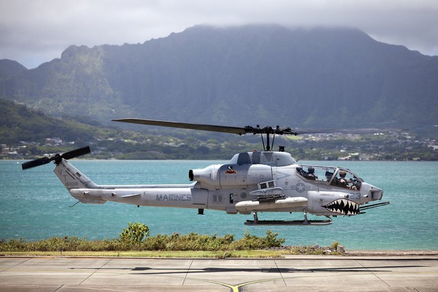 Với hai phi công, trực thăng “Hổ mang chúa”  AH-1 Cobra của Lực lượng lính thủy đánh bộ Mỹ có thể tên lửa hạng nặng và các loại vũ khí khác.