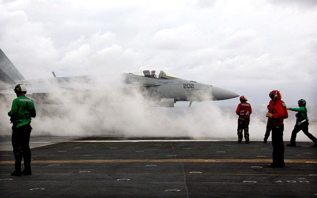 Một chiếc máy bay chiến đấu F-18 của Hải quân Mỹ chuẩn bị cất cánh từ tàu sân bay USS George Washington ở ngoài khơi Brisbane, Australia.