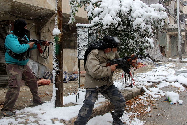 Các chiến binh phiến quân đang chống trả cuộc tấn công của quân đội chính phủ ở thành phố Aleppo, Syria.