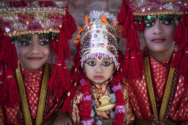 Các bé gái mặc trang phục truyền thống chờ tham gia một nghi lễ tôn giáo ở Katmandu, Nepal.