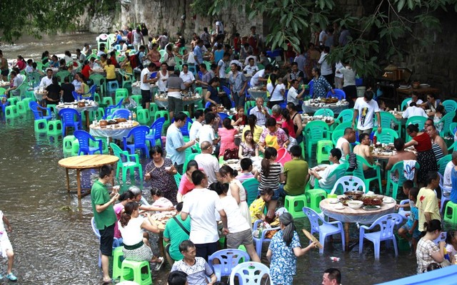 Một nhà hàng ở thành phố Trùng Khánh, Trung Quốc, đã đặt bàn ăn ở dưới suối nước, để giúp du khách hạ nhiệt trong những ngày nắng nóng.