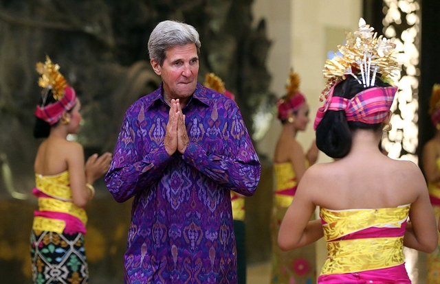 Ngoại trưởng Mỹ John Kerry mặc trang phục truyền thống của Indonesia, ngất ngây trước điệu diễn múa truyền thống của các thiếu nữ Indonesia xinh đẹp, bên lề Diễn đàn APEC trên đảo Bali.