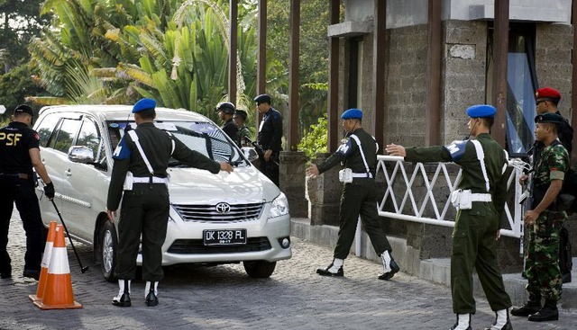 Các nhân viên an ninh kiểm tra một chiếc ô tô bên ngoài trung tâm báo chí của Hội nghị Cấp cao Diễn đàn Hợp tác kinh tế châu Á - Thái Bình Dương (APEC) trên đảo Bali, Indonesia.