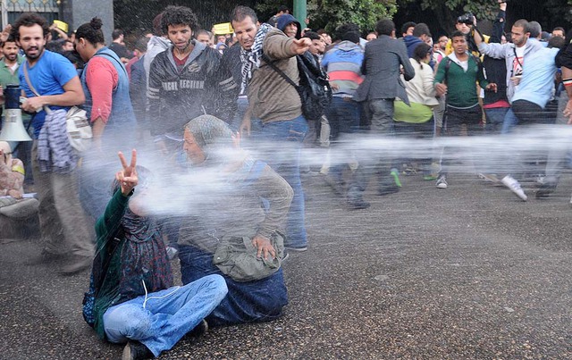 Cảnh sát chống bạo động dùng vòi rồng để phun nước giải tán người biểu tình chống chính phủ ở Cairo, Ai Cập.