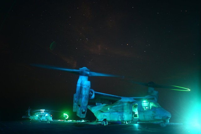 “Chim ưng biển” MV-22B Osprey chuẩn bị cánh cánh khỏi tàu tấn công lưỡng cư USS Kearsarge.
