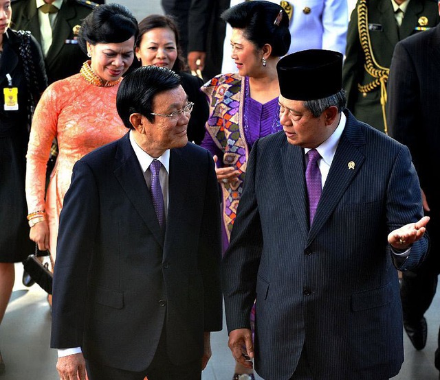 Tổng thống Indonesia Susilo Bambang Yudhoyono chào đón Chủ tịch nước Việt Nam Trương Tấn Sang tại phủ Tổng thống ở Jakarta.