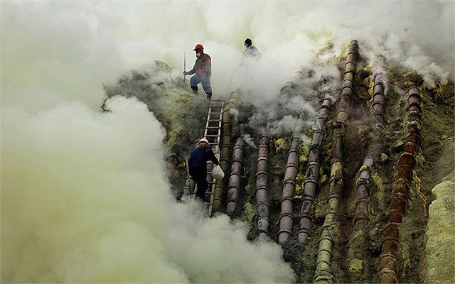 Các công nhân làm việc ở mỏ lưu huỳnh ở Yogyakarta, Indonesia.