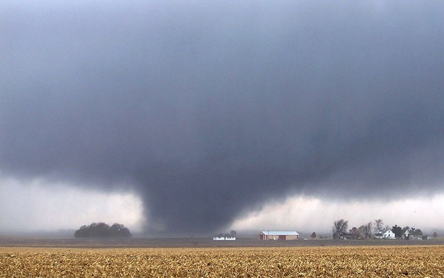 Lốc xoáy tàn phá nhiều nông trại và tòa nhà ở Gifford, Illinois, Mỹ.