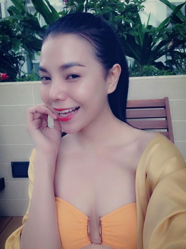 Trà Ngọc Hằng mặc bikini tạo dáng cong vút chụp ảnh cùng 'mẫu nhí'