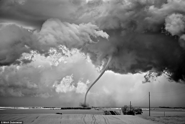  	Bức ảnh được đặt tên “Cởi trói” chụp cảnh cơn lốc tiệm cận Regan, Bắc Dakota năm 2011.