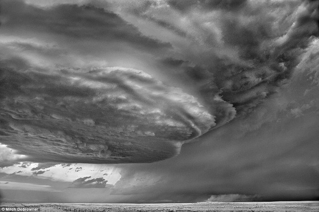  	Bức tranh “Con tàu mẹ” chụp năm 2009 ở New Mexico là ảnh 	về một đám mây bão được hình thành, có hình dáng giống như một con tàu 	vũ trụ sắp hạ cánh xuống trái đất.