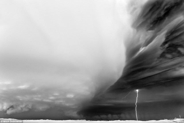  	Vòng xoáy đen khổng lồ rộng tới 90m được chụp lại ở Valentine bang Nebraska năm 2010
