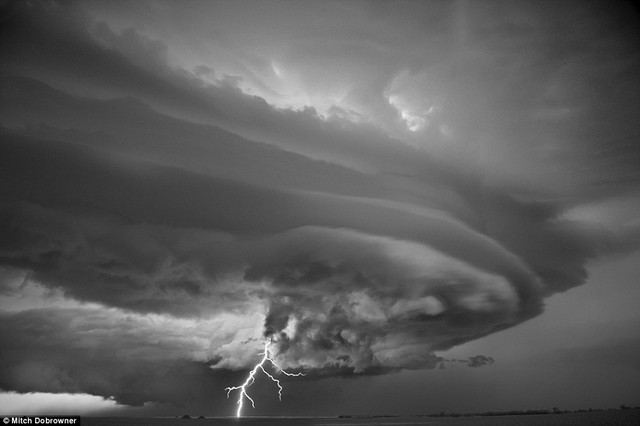  	Bức ‘Sao mộc” chụp năm 2011 là canarh quan một cơn bão đang điên cuồng ở ngoại ô Mobridge, Nam Dakota