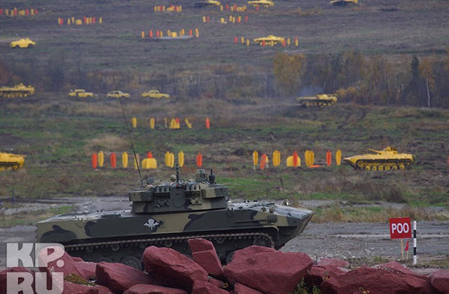 Xe tăng và xe bọc thép của quân đội Nga tham gia diễn tập bắn đạn thật.