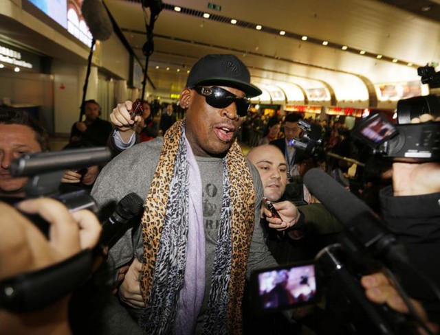 Cựu ngôi sao bóng rổ Dennis Rodman phát biểu với phóng viên tại sân bay Bắc Kinh, Trung Quốc, sau chuyến thăm tới Triều Tiên.