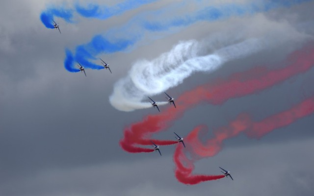 Phi đội La Patrouille de France của Không quân Pháp biểu diễn tại buổi bế mạc Triển lãm hàng không Paris lần thứ 50.