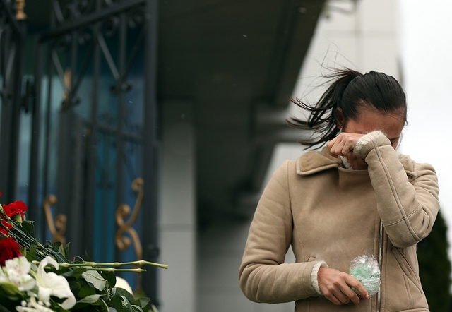 Một phụ nữ khóc sau khi đặt hoa trước danh sách những nạn nhân thiện mạng trong vụ tai nạn máy bay Boeing 737 tại thành phố Kazan, Nga, khiến 50 người thiệt mạng.