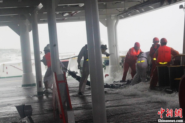 Các nhân viên cứu hộ đã nỗ lực cứu một tàu hàng bị đắm ở Hong Kong.