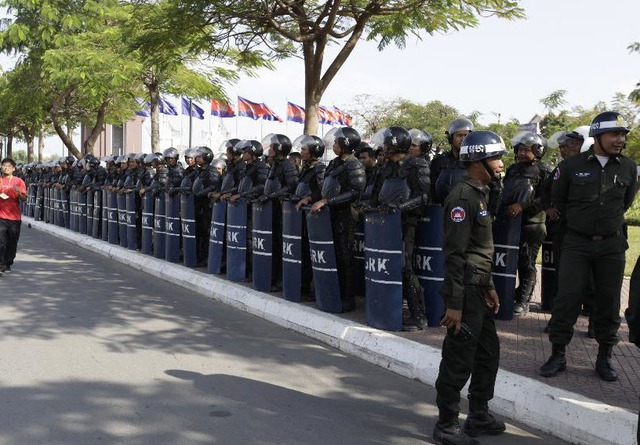 Lực lượng an ninh được triển khai gần nhà của Thủ tướng Campuchia Hun Sen ở thủ đô Phnom Penh.