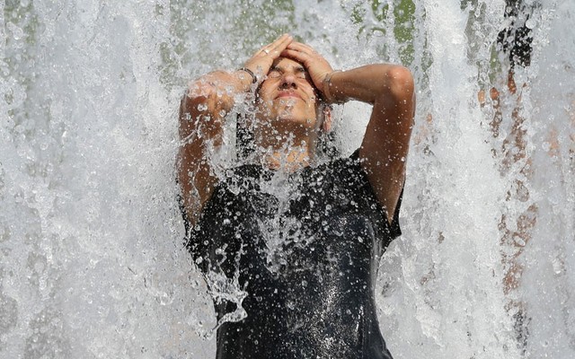 Một thiếu nữ đến từ Brazil tắm mát trong đài phun nước ở Berlin, Đức, khi nhiệt độ ở khu vực này lên tới 38 độ C.