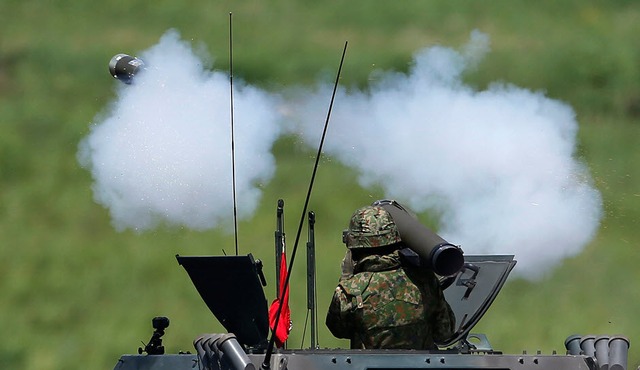 Một binh sĩ phóng rocket chống tăng.